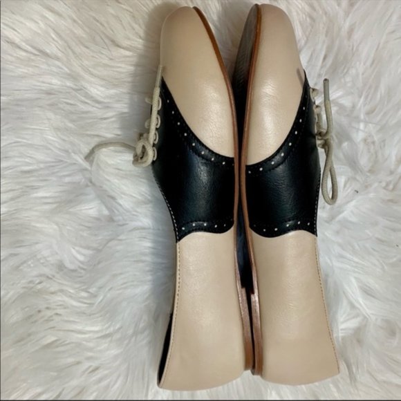 ModCloth Study Buddies Oxford Flat in Black &Cream - Picture 6 of 8
